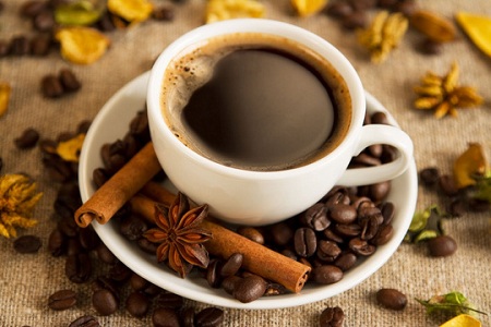 Uống một cốc cà phê đen để phục hồi cơ thể: Caffeine chỉ khiến bạn cảm thấy tỉnh táo và tập trung, chứ không có tác dụng thúc đẩy quá trình phục hồi cơ thể sau khi uống rượu. Thậm chí, trong nhiều trường hợp nó còn có thể khiến cơn buồn nôn trở nên trầm trọng hơn.