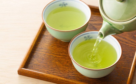 Trà xanh: Một số nghiên cứu đã chỉ ra rằng, uống trà xanh mỗi ngày là một trong những biện pháp hiệu quả và đơn giản nhất để hạ cholesterol. Nếu bạn không thích hương vị của trà xanh, hãy thử cho thêm một chút nước chanh tươi, nó sẽ làm giảm đi mùi, vị chát của trà và giúp bạn dễ uống hơn