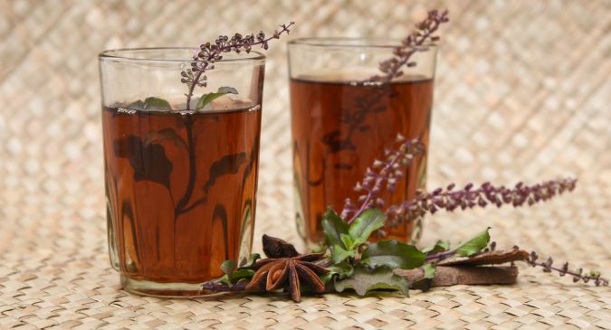Trà hương nhu (Tulsi): Lá hương nhu có đặc tính kháng viêm, chống oxy hoá, giúp kích tiêu hóa và làm giảm căng thẳng hiệu quả. Uống trà hương nhu thường xuyên cũng giúp cân bằng các hormone, làm giảm căng thẳng và lo lắng.