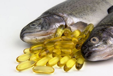 Các loại cá nhiều dầu: Cá hồi, cá trích, cá thu, cá mòi và cá cơm... đều chứa nhiều acid béo omega-3 giúp bảo vệ và ngăn ngừa các tổn thương trên da. Một số loại cá chứa selenium giúp ngăn ngừa nếp nhăn trên da.