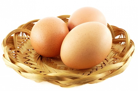 Trứng: Rất giàu protein giúp cung cấp nguyên liệu cho quá trình sinh trưởng và tái tạo tế bào. Ngoài ra, thực phẩm này còn có chứa lưu huỳnh và lutein có tác dụng làm tăng độ ẩm cho da và cải thiện độ đàn hồi.