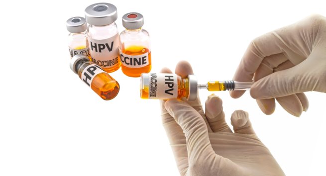 Tiêm vaccine HPV: Nhiễm virus HPV là một trong những nguyên nhân chính gây ung thư cổ tử cung vì thế phụ nữ cần tiêm vaccine HPV để bảo vệ bản thân và ngăn ngừa nguy cơ ung thư cổ tử cung.