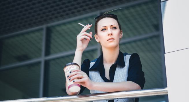 Bỏ thuốc lá: Hút thuốc lá có thể gây ra nhiều loại ung thư khác nhau. Ở phụ nữ, hút thuốc lá là yếu tố nguy cơ chính gây ung thư cổ tử cung. Do đó, từ bỏ thuốc lá sẽ giúp phụ nữ ngăn ngừa bệnh tốt hơn.