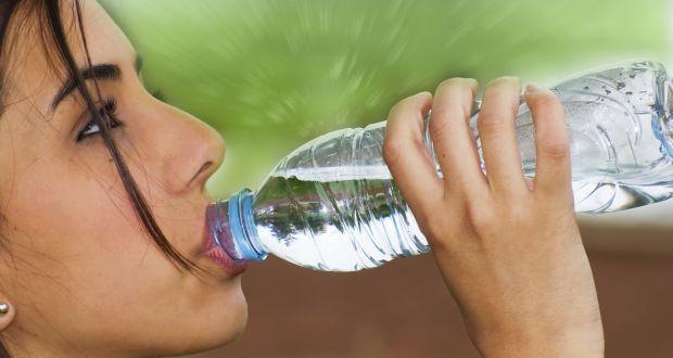 Uống đủ nước: Uống đủ nước có thể đẩy các vi khuẩn ra khỏi đường tiết niệu một cách hiệu quả. Hãy đảm bảo uống đủ 2 lít nước mỗi ngày.