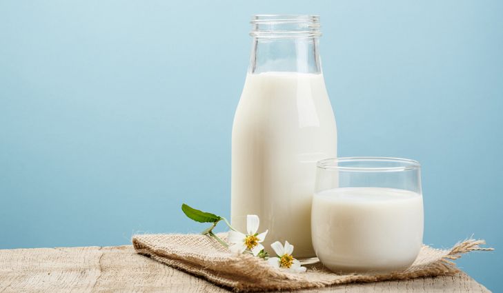 Sữa: Uống sữa và dùng các thực phẩm làm từ sữa giúp trung hòa acid trong miệng (acid gây mất khoáng và sâu răng). Ngoài ra, sữa còn rất giàu calci – thành phần chính của răng. Nó cũng có lợi cho răng vì có độ acid thấp, làm giảm mòn răng.