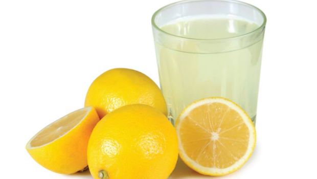 Nước chanh: Chanh rất giàu vitamin C có khả năng làm giảm chứng khó tiêu. Do đó, uống khoảng 2 cốc nước chanh mỗi ngày có thể giúp cải thiện tiêu hóa, làm mềm phân và hỗ trợ hiệu quả trong việc điều trị chứng táo bón.
