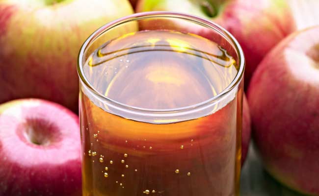 Nước ép táo:  Là một nguồn dồi dào các chất xơ hòa tan có tác dụng nhuận tràng, bên cạnh đó, nó còn có chứa sorbitol - hợp chất có tác dụng điều hòa tiêu hóa và làm giảm táo bón.