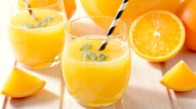 Nước cam ép: Cam rất giàu vitamin C và chất xơ giúp làm mềm phân và cải thiện chu kỳ tiêu hóa.