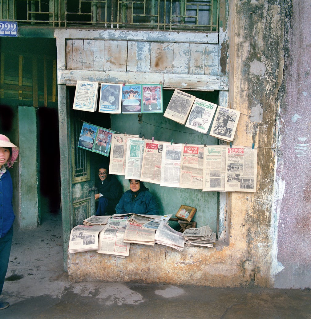 Một sạp báo nhỏ ở phía trước ngôi nhà số 222 Hàng Bông năm 1986.