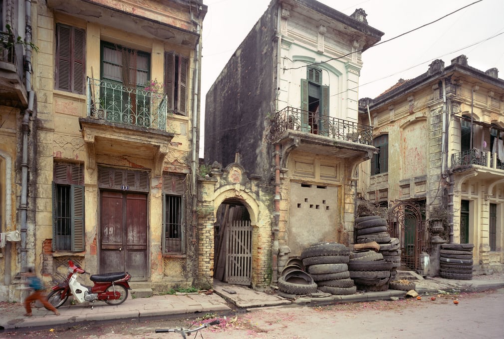 Những ngôi nhà cổ đã xuống cấp trên đường Nguyễn Quang Bích vào năm 1991.