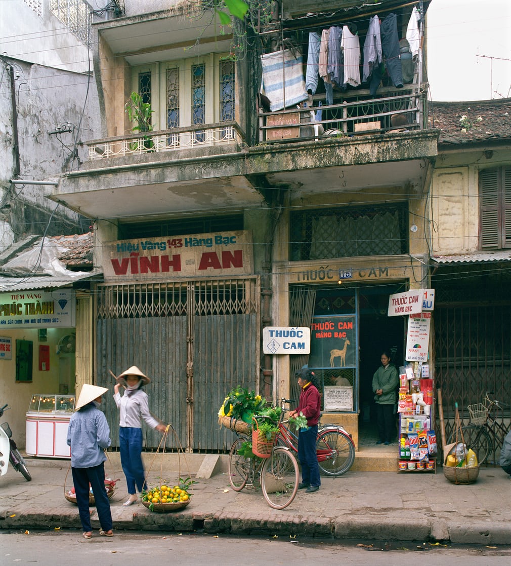 Những gánh hàng rong quen thuộc ở Hà Nội trước cửa hiệu vàng 143 Hàng Bạc 23 năm về trước.