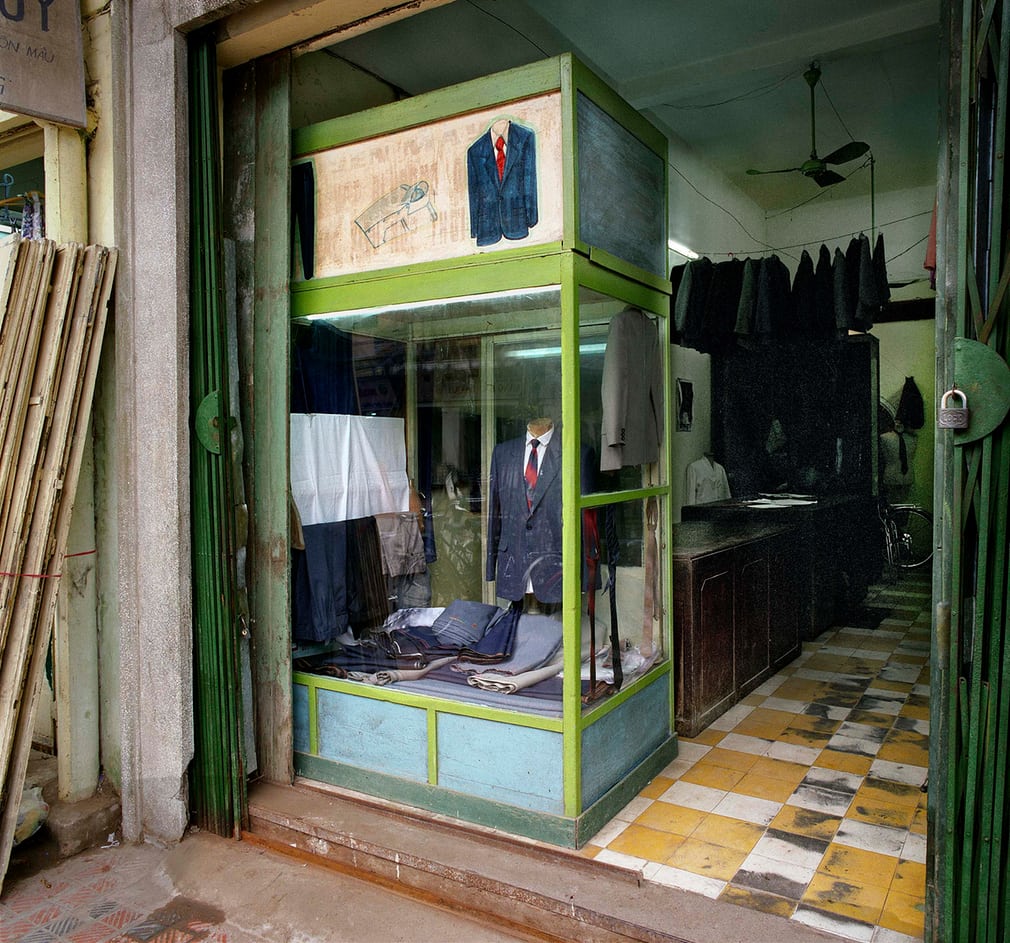 Một tiệm may áo vest trên phố Hàng Trống năm 1995.