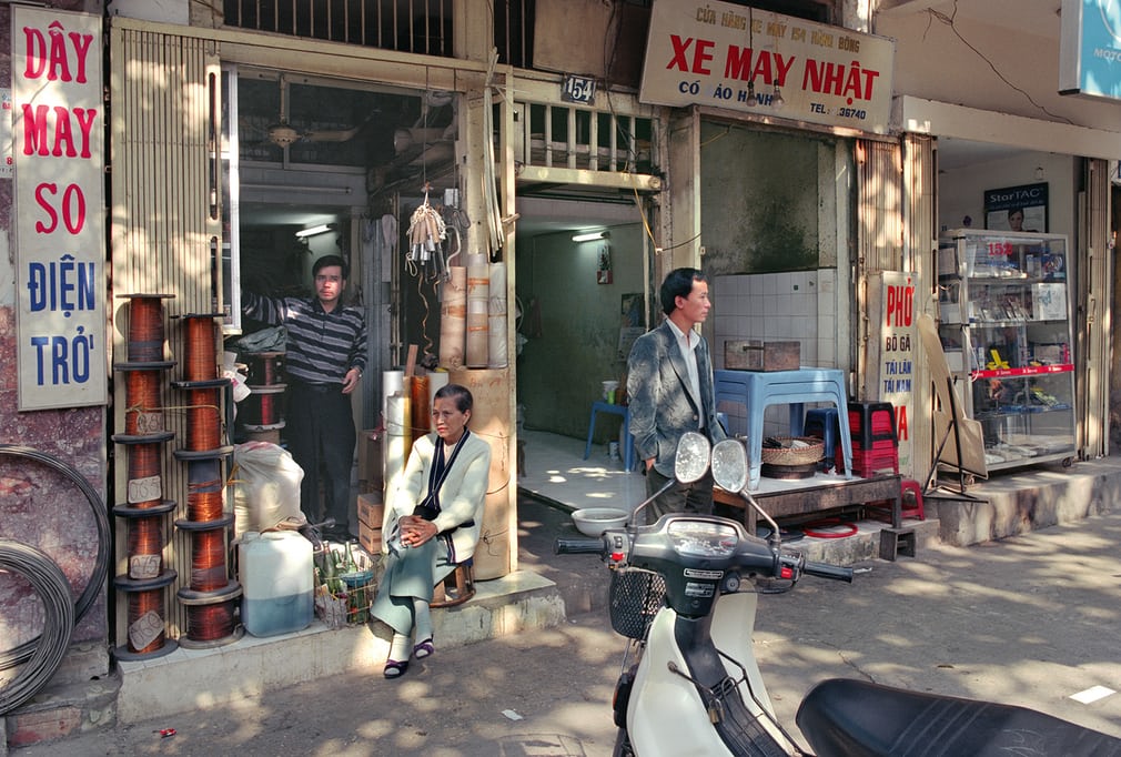 Những cửa hàng kinh doanh trên phố Hàng Bông năm 2000.