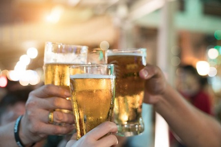 Uống rượu bia: Nhiều người thường nghĩ rằng, uống rượu bia có thể giúp cải thiện tâm trạng và hứng thú hơn với 