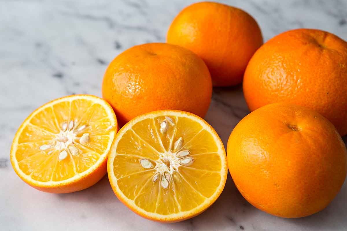 Cam: Nhờ có hàm lượng vitamin C cao nên cam là một thực phẩm tuyệt vời để ngăn ngừa rụng tóc và kích thích sự phát triển của mái tóc. Vitamin C cũng giúp tăng cường các nang tóc trên da đầu, làm cho tóc của bạn dày hơn và ít bị tổn thương hơn.