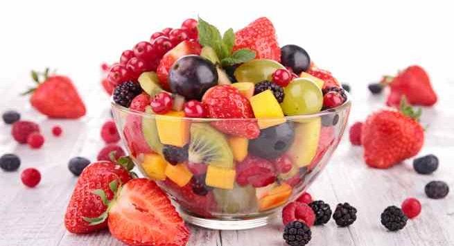 Ăn trái cây: Để thỏa mãn cơn thèm đường, bạn hãy chọn các loại trái cây tốt cho sức khỏe và bổ dưỡng. Bạn có thể ăn các loại trái cây như dâu tây, việt quất, nam việt quất... cùng với sữa chua.