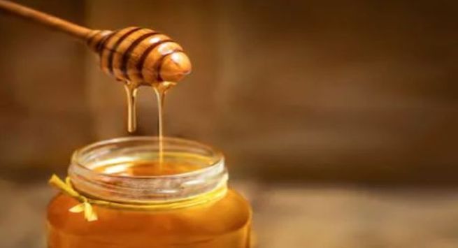 Mật ong: Ăn 1 thìa mật ong mỗi ngày có thể làm tăng khả năng miễn dịch và ngăn ngừa cảm lạnh hiệu quả. Ngoài ra, nó là một chất chống vi trùng nên có thể giúp điều trị một số bệnh.