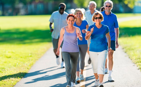 Đi bộ thường xuyên có thể giảm một nửa nguy cơ đau tim. Các nghiên cứu đã chỉ ra rằng, thói quen đi bộ giúp giảm nguy cơ mắc bệnh tim mạch và người thường xuyên đi bộ có tỷ lệ suy tim rất thấp.