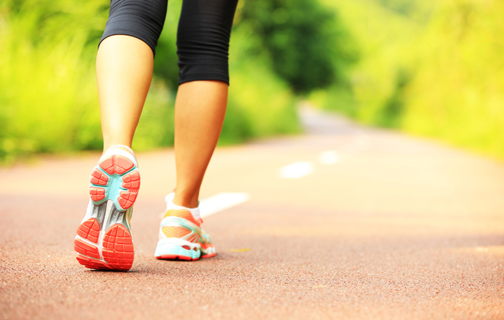 Đi bộ thường xuyên cũng có thể làm giảm huyết áp cao bằng cách giúp trái tim hoạt động hiệu quả hơn. Lưu thông máu được cải thiện bằng cách đi bộ cũng góp phần làm giảm huyết áp hiệu quả.