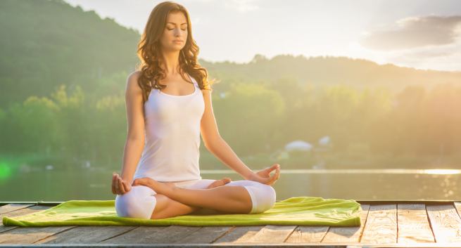 Thiền: Thiền là việc đầu tiên bạn nên làm vào buổi sáng. Điều này sẽ giúp thư giãn hệ thống thần kinh trung ương, cải thiện tâm trạng và tái tạo năng lượng cho cơ thể. Khi thiền định, bạn cần thả lỏng đầu óc, không nghĩ đến công việc hay nỗi lo cuộc sống.