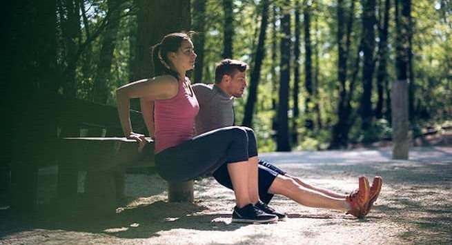 Tập thể dục: Hoạt động thể chất vào buổi sáng kích thích các chất dẫn truyền thần kinh trong não và giúp bạn trở nên năng động hơn. Ngoài ra, nó còn giúp tăng cường sức khỏe tim mạch, kiềm chế cảm giác thèm ăn, tăng cường nhận thức, tăng cơ bắp...