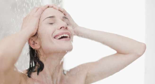 Đi tắm: Tắm vào buổi sáng là một thói quen rất lành mạnh vì nó giúp bạn tỉnh táo hơn. Ngâm mình trong bồn tắm với một vài giọt tinh dầu sẽ kích thích mức độ tập trung của bạn.