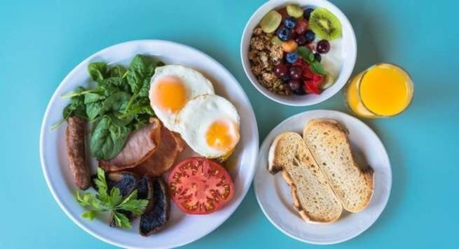 Ăn sáng: Một bữa sáng lành mạnh là điều rất quan trọng để cung cấp năng lượng cho cơ thể sau một đêm nghỉ ngơi. Những người ăn sáng đầy đủ ít có khả năng bị béo phì, có mức đường huyết ổn định hơn và có xu hướng ít đói hơn trong suốt cả ngày. 