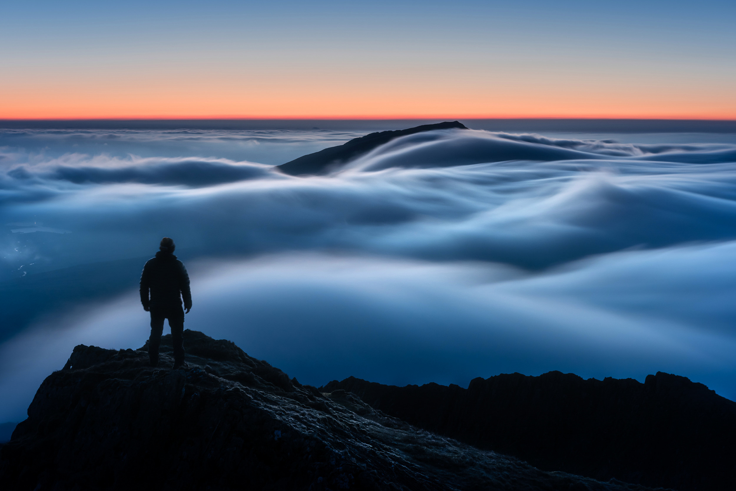 Nhiếp ảnh gia Gareth Mon Jones đang tận hưởng cảm giác 'đứng trên đỉnh thế giới' khi ngắm nhìn biển mây tuyệt đẹp lúc bình minh ở Snowdonia.