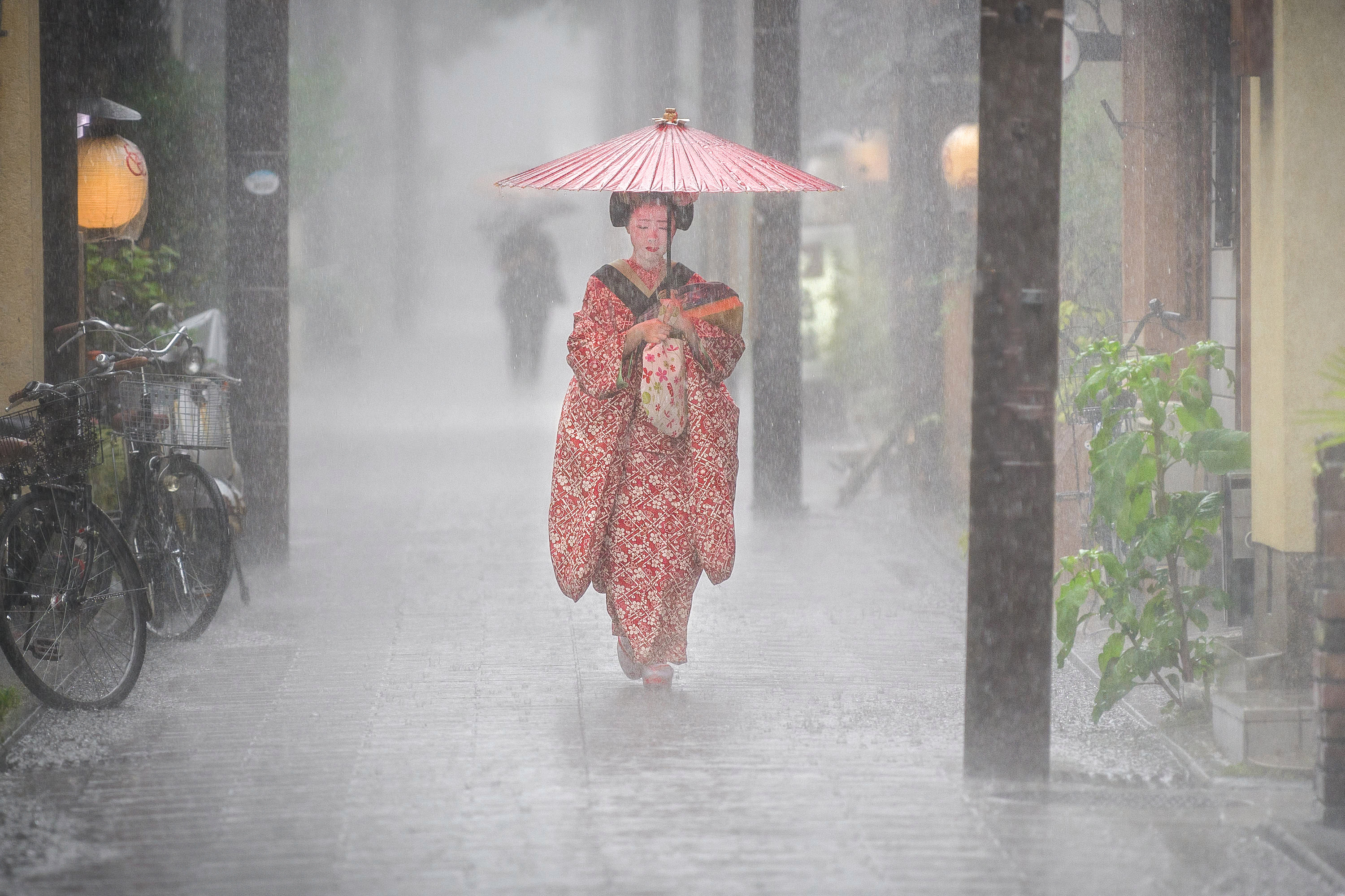 Bức ảnh đầy mê hoặc chụp một phụ nữ trẻ đi dưới cơn mưa ở Miyagawa-Cho, Kyoto, Nhật Bản. Ảnh của Patrick Hochner