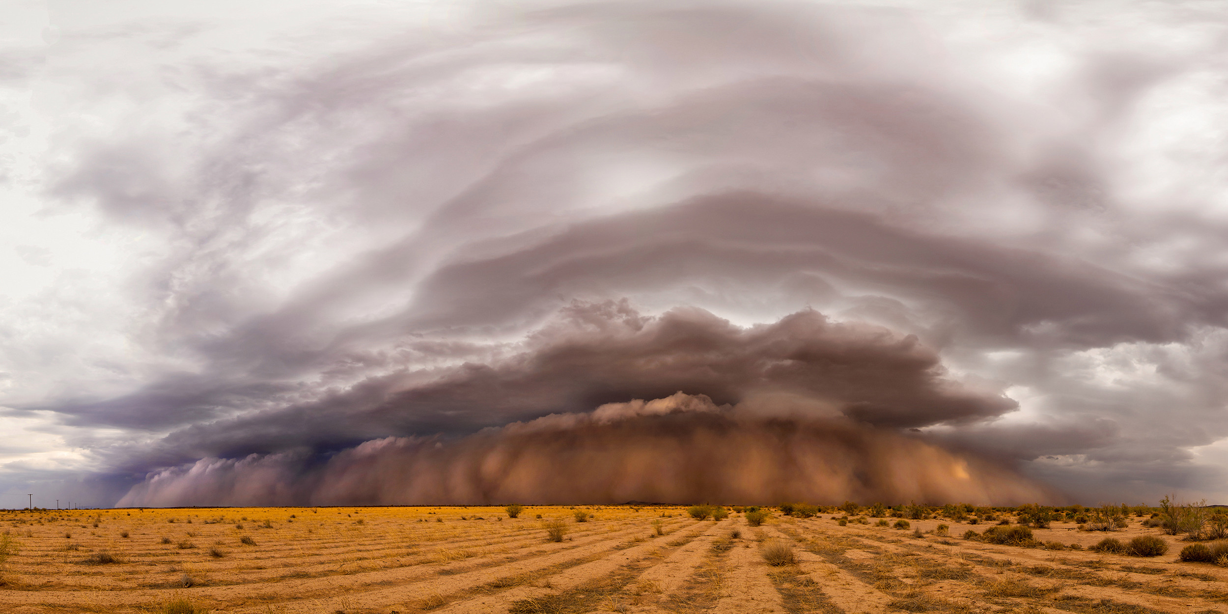 Bức ảnh 'Apocalyptic' của Kevin Juberg thể hiện một cơn bão cát khổng lồ đang hình thành ở Arizona, Mỹ. Nơi đây cũng được ghi nhận đã sản sinh ra những cơn bão cát lớn nhất thế giới.