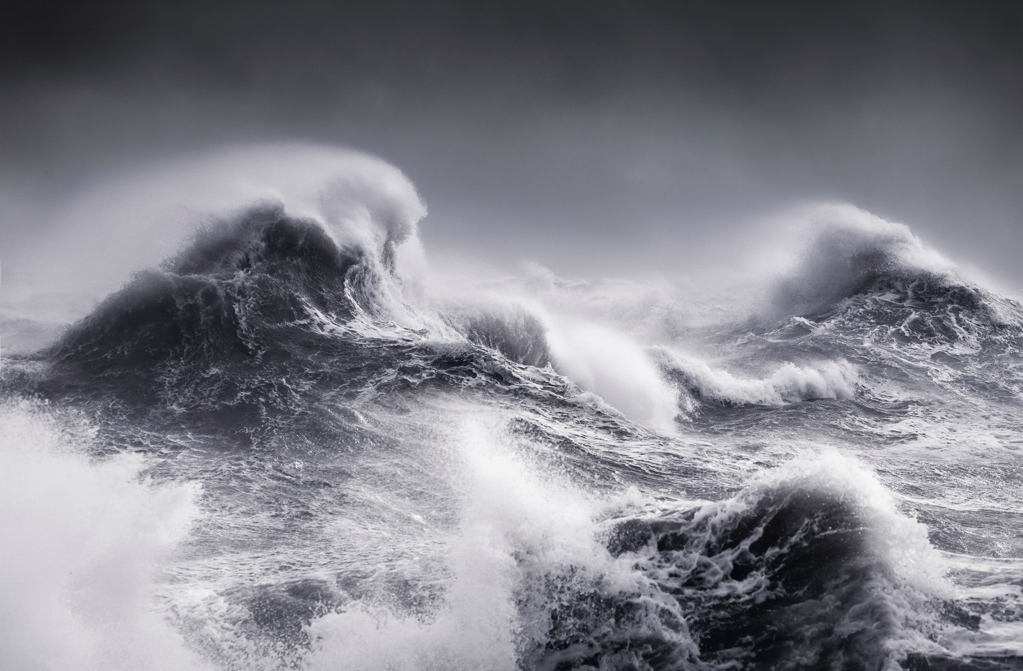 Những con sóng trở nên dữ dội sau khi cơn bão Erik ập vào thị trấn Newhaven, East Sussex ở Anh. Ảnh của Dan Portch.