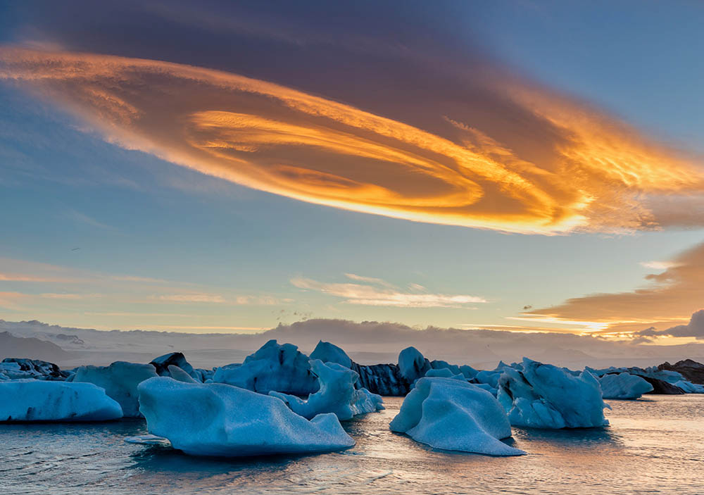 Một đám mây hình thành giống như UFO đang rực cháy trong một buổi chiều hoàng hôn ở Iceland. Ảnh của Bingyin Sun.