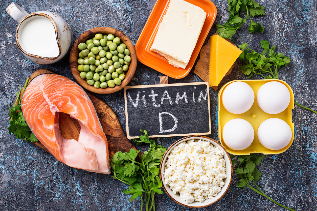 Vitamin D có thể được tổng hợp khi tiếp xúc với ánh sáng mặt trời, ngoài ra nó còn có nhiều trong thực phẩm  như các loại hạt, cá hồi, phô mai, lòng đỏ trứng.