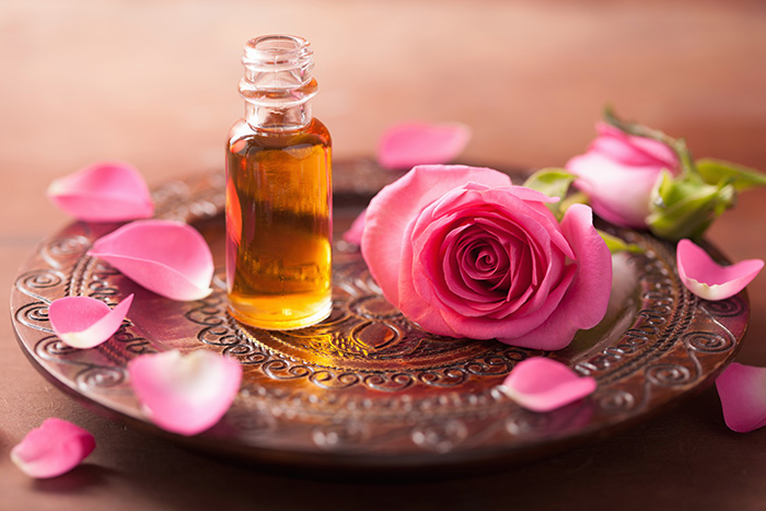 Tinh dầu hoa hồng được biết đến là có thể giúp thư giãn và giảm stress, giảm nguy cơ trầm cảm. Ngoài ra, nó còn giúp tăng ham muốn tình dục và tăng khả năng sản xuất testosterone và tinh trùng, giảm rối loạn cương dương.