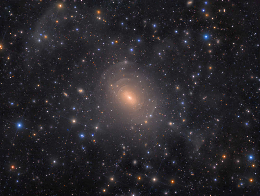 Hình ảnh vỏ Thiên hà elip NGC 3923 thuộc thiên hà Hydra mới được phát hiện vào năm ngoái. Ảnh của nhiếp ảnh gia người Đan Mạch Rolf Wahl Olsen.