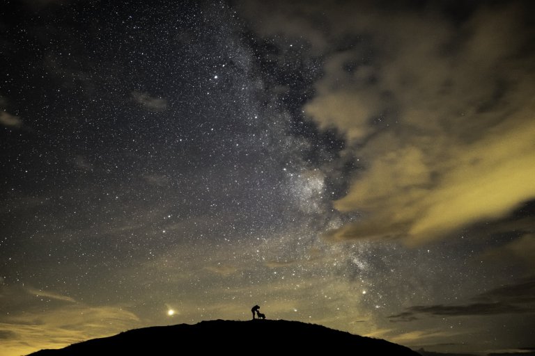 Bức ảnh mang tên 'Con người và vũ trũ' của nhiếp ảnh gia Ben Bush là hình ảnh của chính tác giả và chú chó Floyd được bao quanh bởi Sao Hỏa, Sao Thổ và Dải ngân hà bao la.