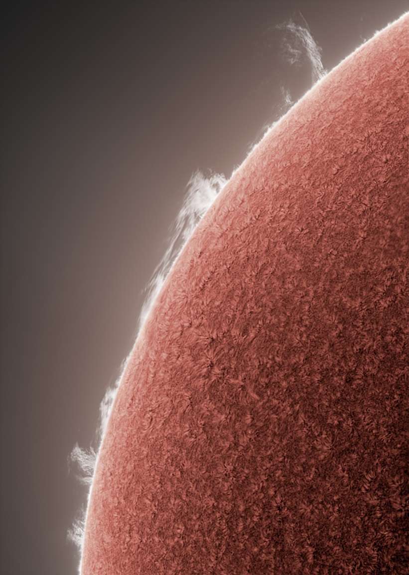 Bức hình này đã làm nổi bật bề mặt của Mặt Trời. Trong quá trình xử lí, nhiếp ảnh gia Alan Friedman (Mỹ) đã thu hẹp hình ảnh nhằm làm hiển thị nổi bật cận cảnh các chi tiết của sắc cầu.