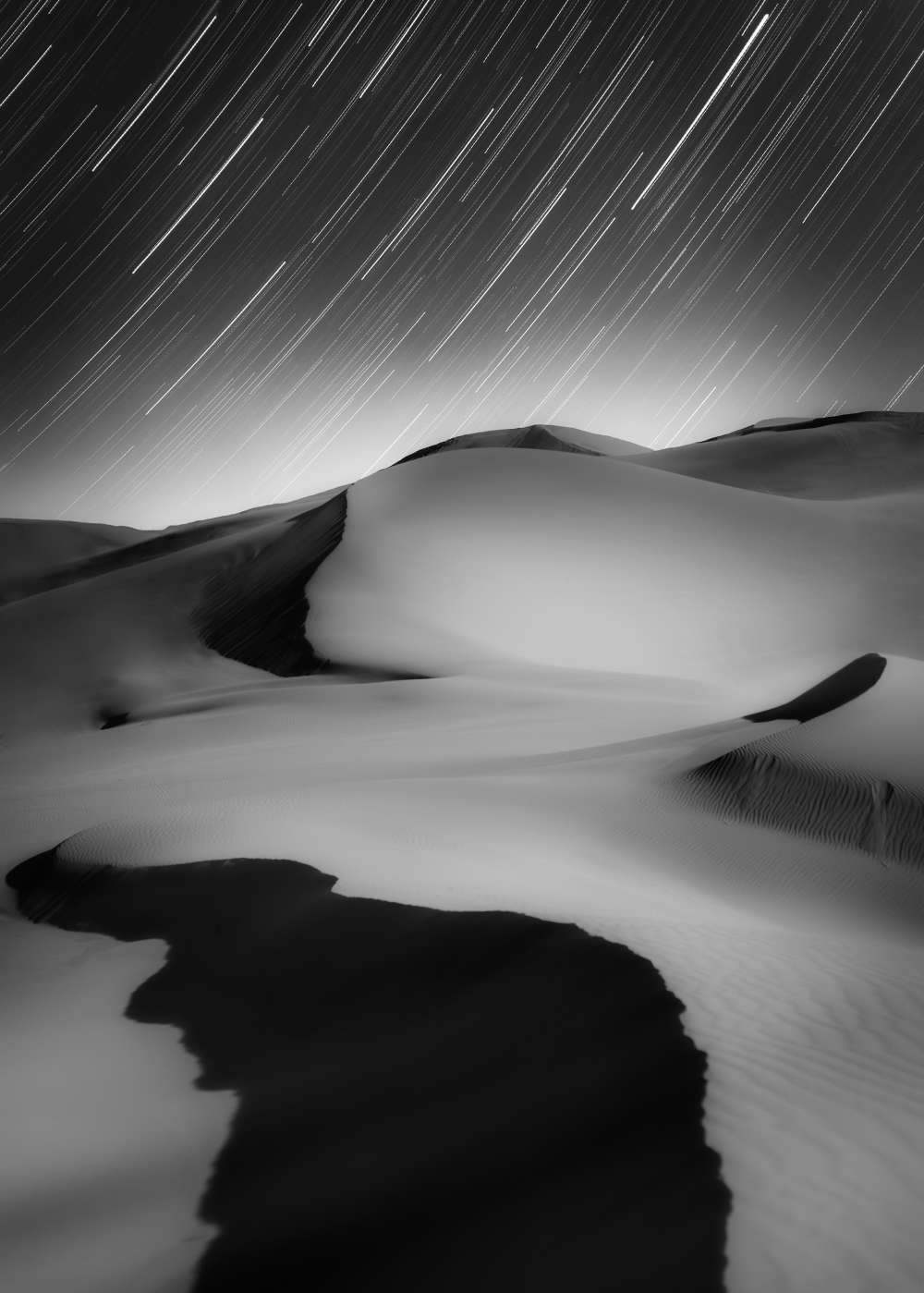 Bức ảnh 'Nhừng chùm sao và sa mạc' của nhiếp ảnh gia Shuchang Dong (Trung Quốc) đã bất ngờ giành giải thưởng 'Sir Patrick Moore' - Giải thưởng đặc biệt của BTC dành cho người xuất sắc nhất mới gia nhập môn nghệ thuật nhiếp ảnh thiên văn.