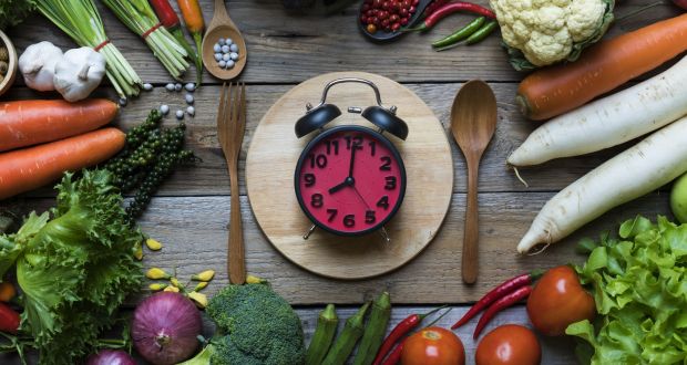 Không ăn tối muộn: Nghiên cứu cho thấy những người ăn tối ít nhất 2 giờ trước khi đi ngủ có nguy cơ mắc ung thư vú và ung thư tuyến tiền liệt thấp hơn 20%.
