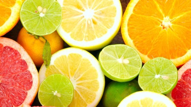 Trái cây giàu vitamin C: Vitamin C giúp phân hủy acid uric và ‘tống’ nó ra khỏi cơ thể. Đây là biện pháp hữu hiệu để giảm nồng độ acid uric. Trái cây giàu vitamin C bao gồm: cam, chanh, kiwi, cà chua…