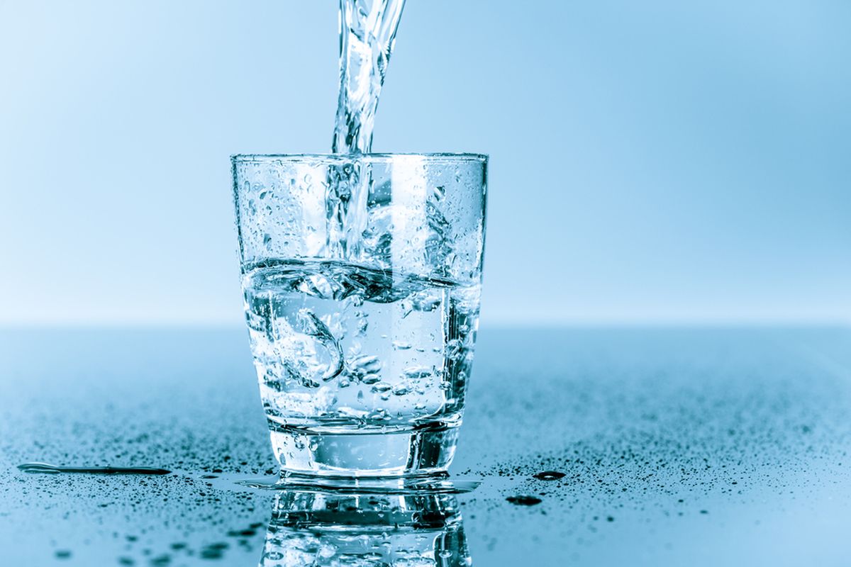 Nước: Nước giúo loại bỏ độc tố ra khỏi cơ thể qua đường bài tiết. Acid cũng là một loại độc tố, nếu bạn có nồng độ acid uric cao, hãy đảm bảo uống 8-9 ly nước mỗi ngày.