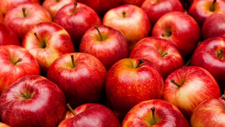 Táo: Acid malic có trong táo giúp trung hòa acid uric trong máu. Điều này làm giảm nồng độ acid uric và làm dịu viêm khớp. Bạn có thể ăn một quả táo hoặc sử dụng giấm táo mỗi ngày để thấy được được hiệu quả.