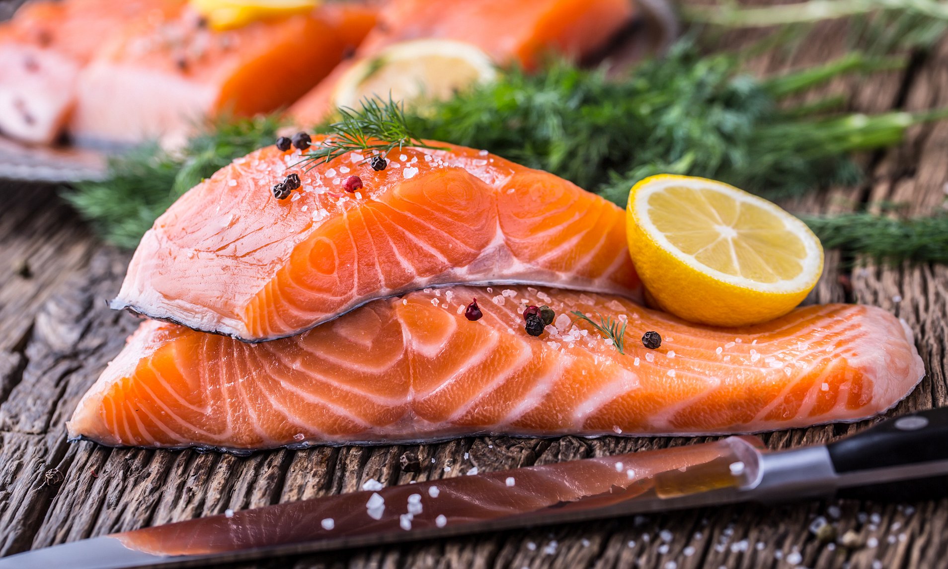Cá béo: Các loại cá béo như cá thu, cá hồi rất giàu acid béo omega-3 lành mạnh. Các acid béo này có thể kích hoạt giải phóng oxit nitric, từ đó làm tăng lưu lượng máu của bạn.