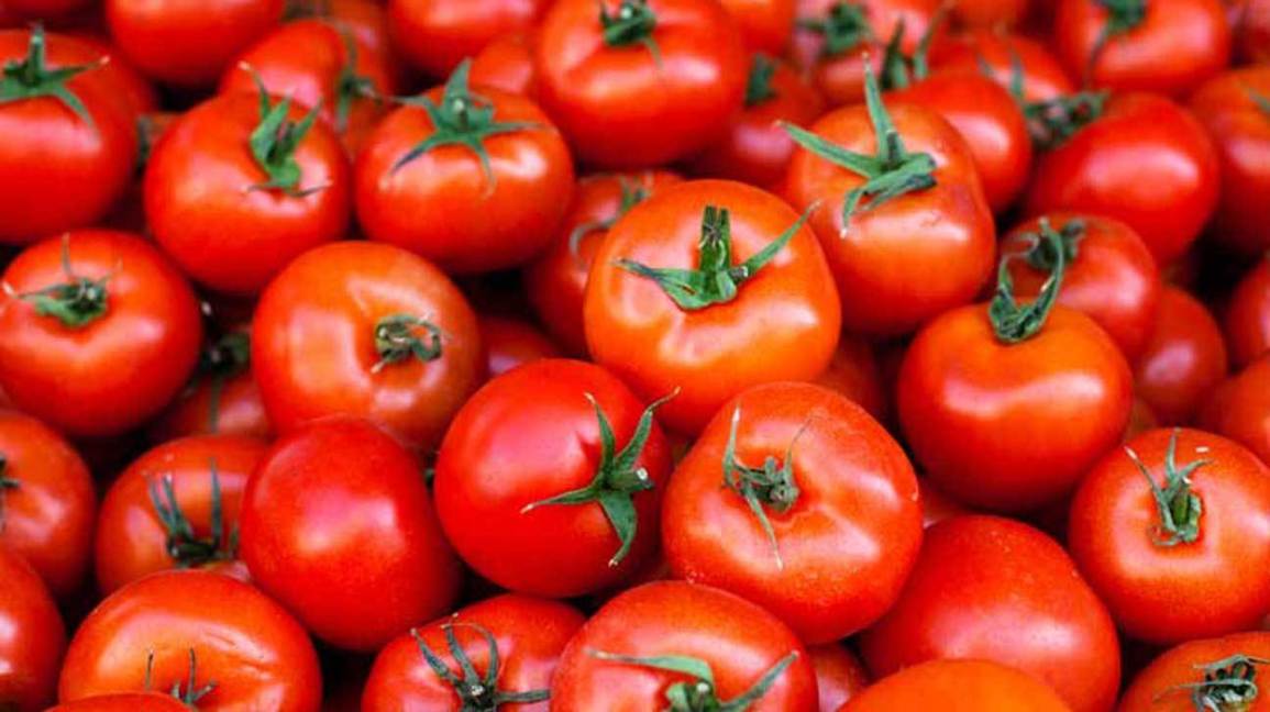 Cà chua: Theo nghiên cứu, chiết xuất cà chua có thể giúp giãn các mạch máu trong cơ thể, cải thiện lưu lượng máu. Ngoài ra, nó còn làm giảm hoạt động của enzyme angiotensin-converting, một loại enzyme ảnh hưởng tới huyết áp.