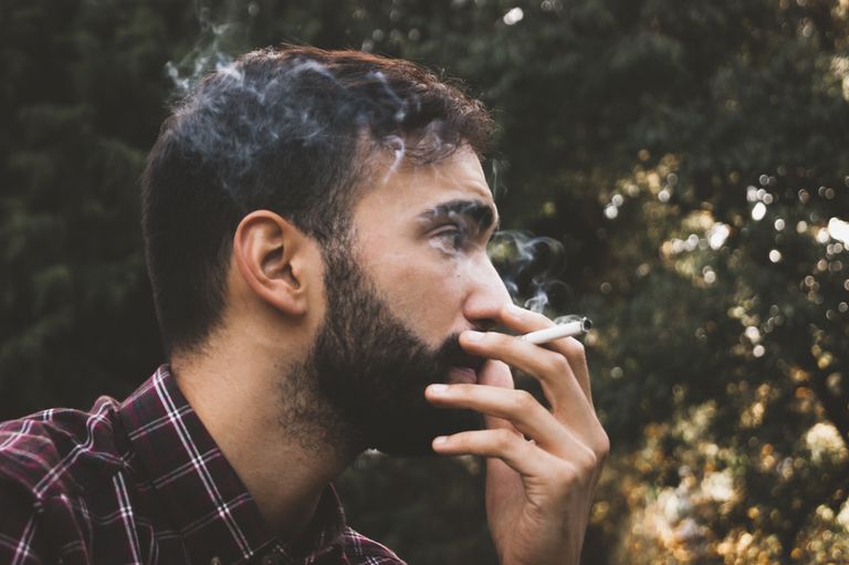 Hút thuốc lá: Hút thuốc có thể làm kích ứng dây thanh ân, khiến bạn bị khàn tiếng. Hút thuốc còn có thể gây ra các polyp xung quanh dây thanh âm, làm thay đổi giọng nói và khiến bạn khó thở.