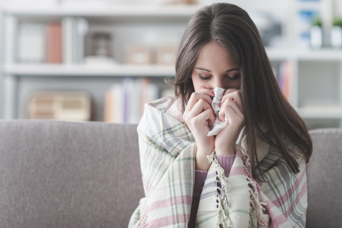 Cảm lạnh: Cảm lạnh có thể khiến dây thanh âm của bạn bị sưng lên, làm thay đổi giọng của bạn bị khàn. Để lấy lại giọng, bạn cần uống nhiều nước ấm, uống thuốc cảm để giúp giảm viêm ở cổ họng.