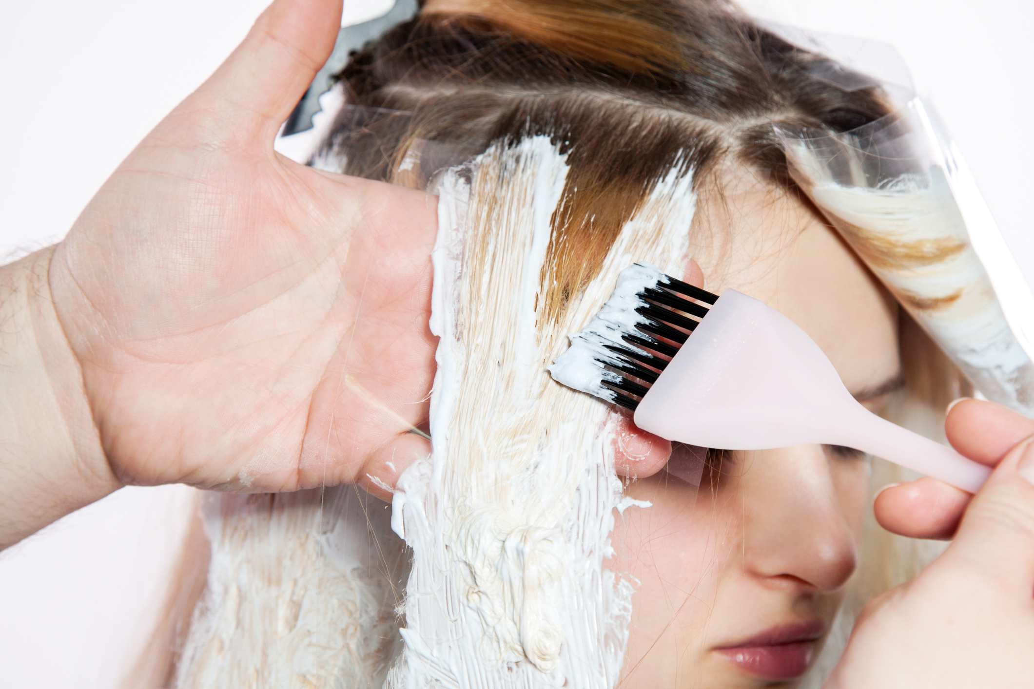 4 thói quen xấu làm tóc bạn bị mỏng, thưa và dễ gãy rụng - Ảnh 4