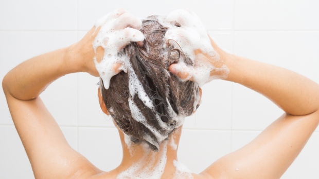 4 thói quen xấu làm tóc bạn bị mỏng, thưa và dễ gãy rụng - Ảnh 2