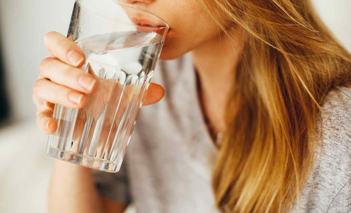 Nước: Uống đủ nước là điều cần thiết đối với tất cả mọi người. Bạn nên uống khoảng 2 lít nước mỗi ngày để cơ thể khỏe mạnh, giảm các triệu chứng mãn kinh. 