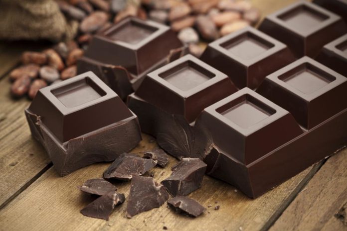 Chocolate đen: Chocolate đen rất giàu chất chống oxy hóa giúp giải độc cho da, bảo vệ khỏi tác hại của ánh nắng mặt trời và ngăn ngừa lão hóa sớm. Ngoài ra, ăn chocolate đen cũng giúp giảm stress, giảm vấn đề nó gây ra.
